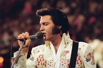 Elvis cantando