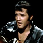 imagen del cantante en sus inicios, cantando y sujetando una guitarra