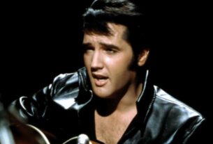 imagen del cantante en sus inicios, cantando y sujetando una guitarra