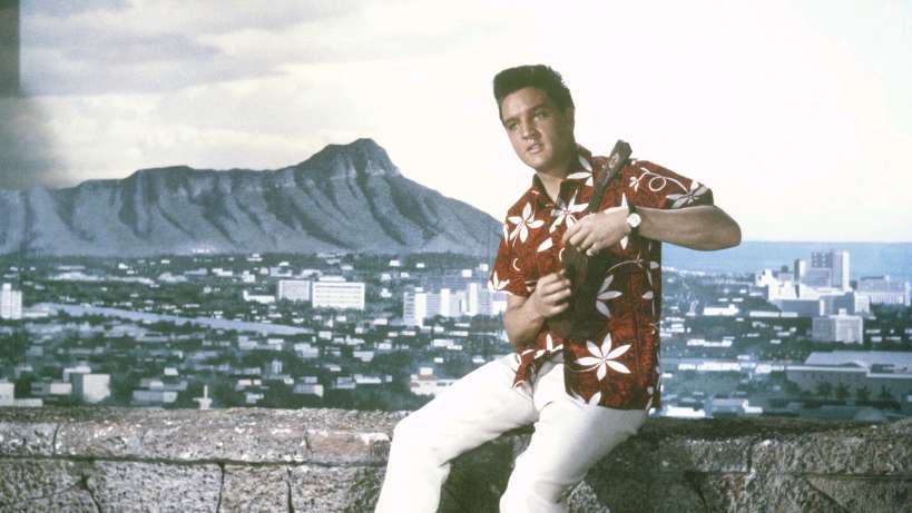 Elvis Presley con su ukelele.