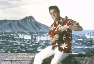 Foto de Elvis Presley tocando el ukelele