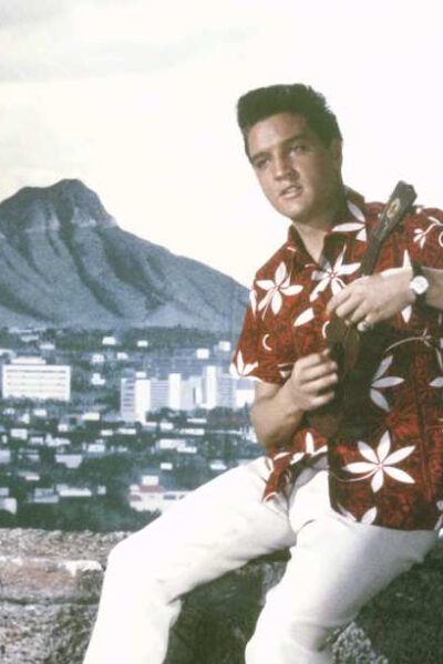 Foto de Elvis Presley tocando el ukelele