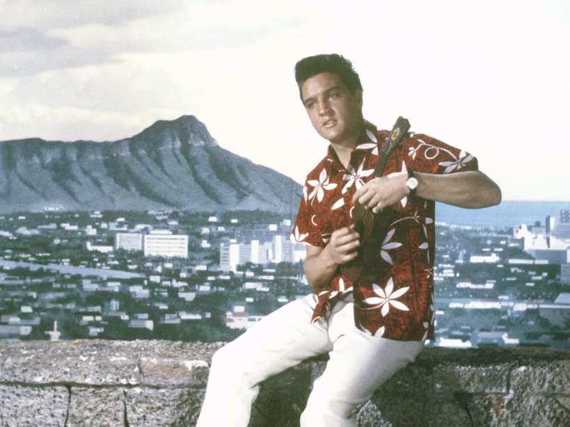 Foto de Elvis Presley tocando el ukelele