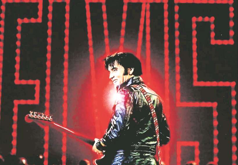 Elvis Presley con su guitarra.