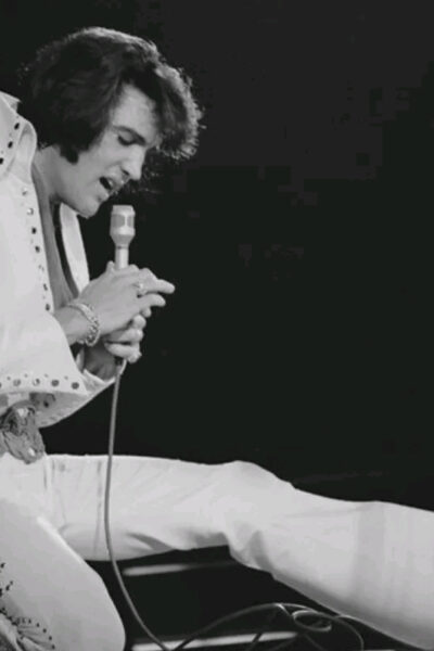 Elvis cantando