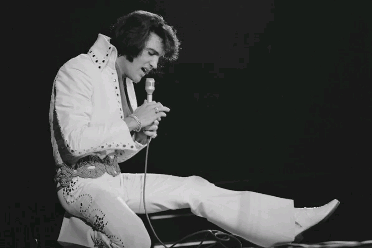 Elvis cantando