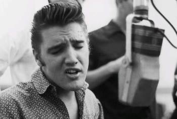 Presley cantando