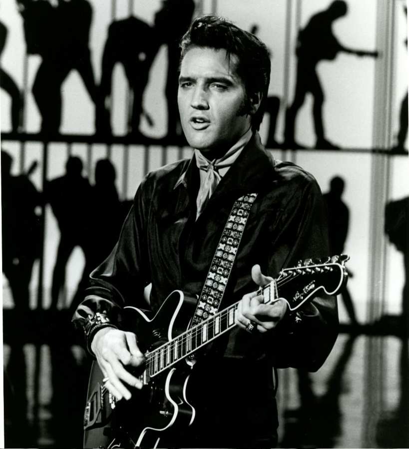 elvis tocando su guitarra