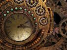 reloj antiguo rodeado de engranajes