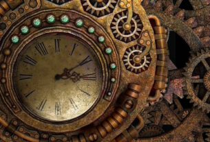 reloj antiguo rodeado de engranajes