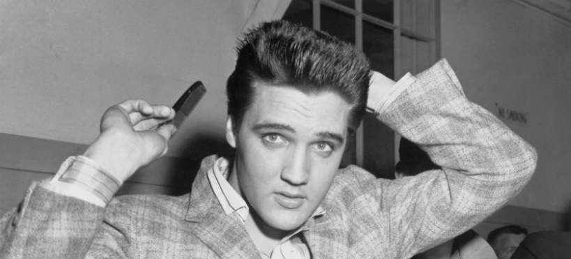 Elvis posando