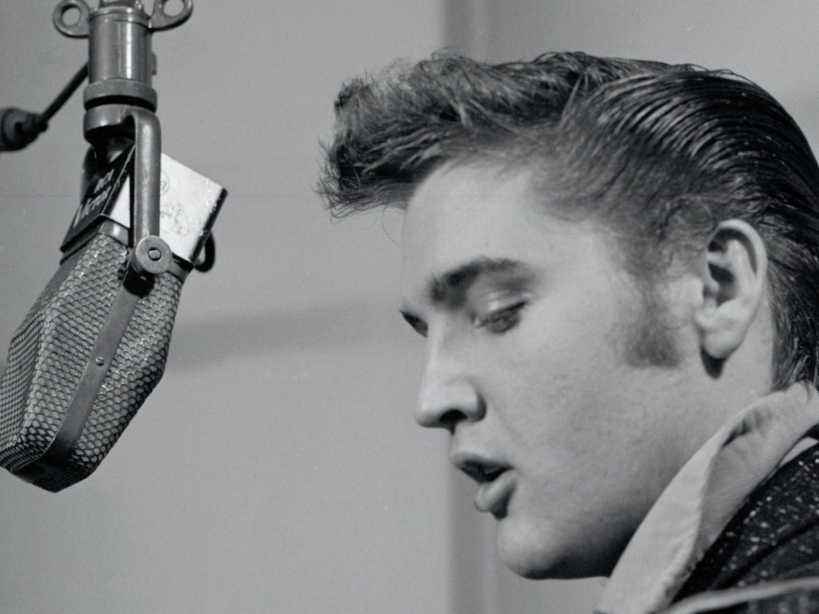 Elvis cantando