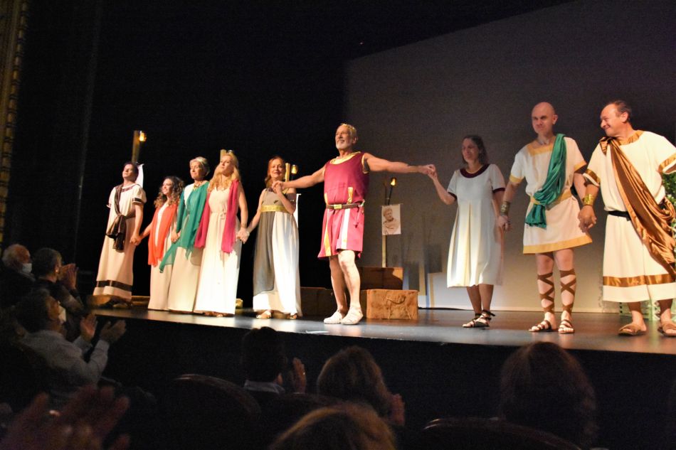 Komo teatro interpretando la obra de Calígula en el Teatro Liceo en Salamanca. 
https://komoteatro.es/