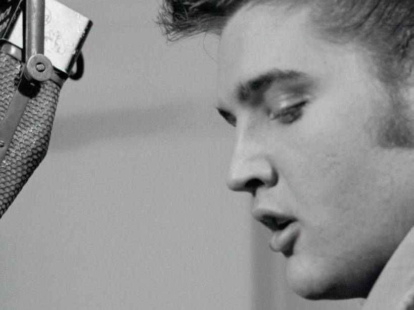 Elvis Presley en su estudio. Fotografía en blanco y negro